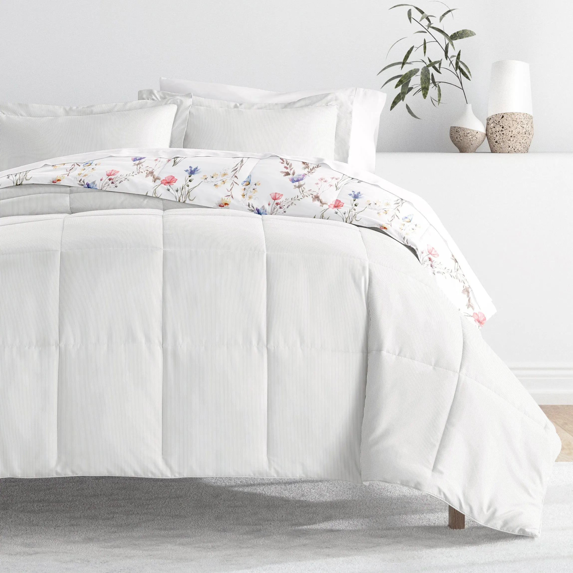 Meadow Floral Reversible Down-Alternative Comforter Set