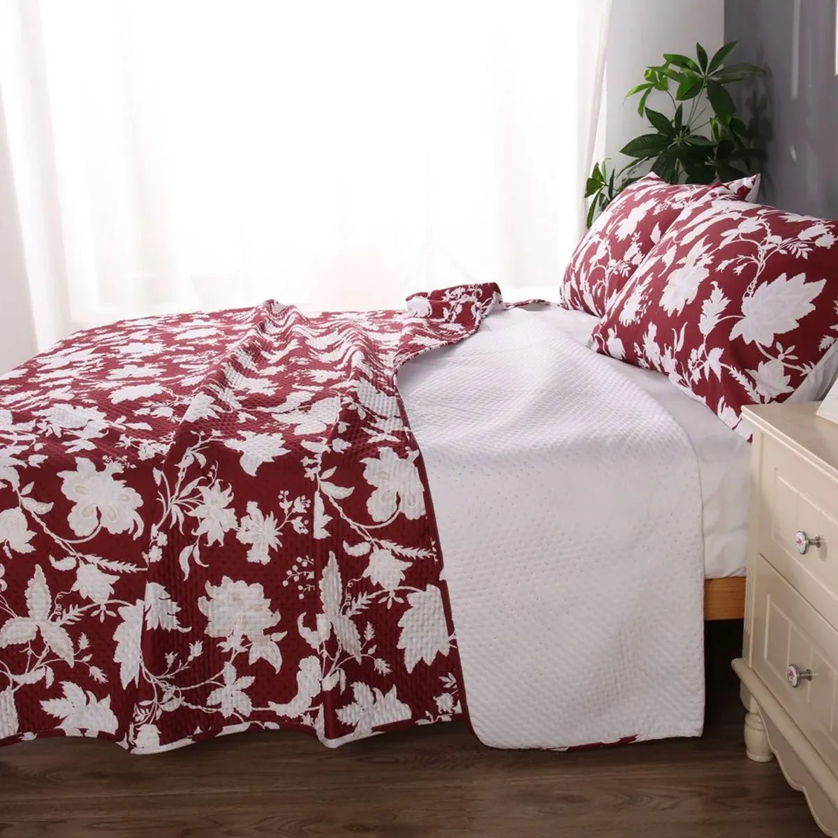 Spring Red 3 Pcs Bamboo Blend Ultrosonic Reversible Comforter Set Queen